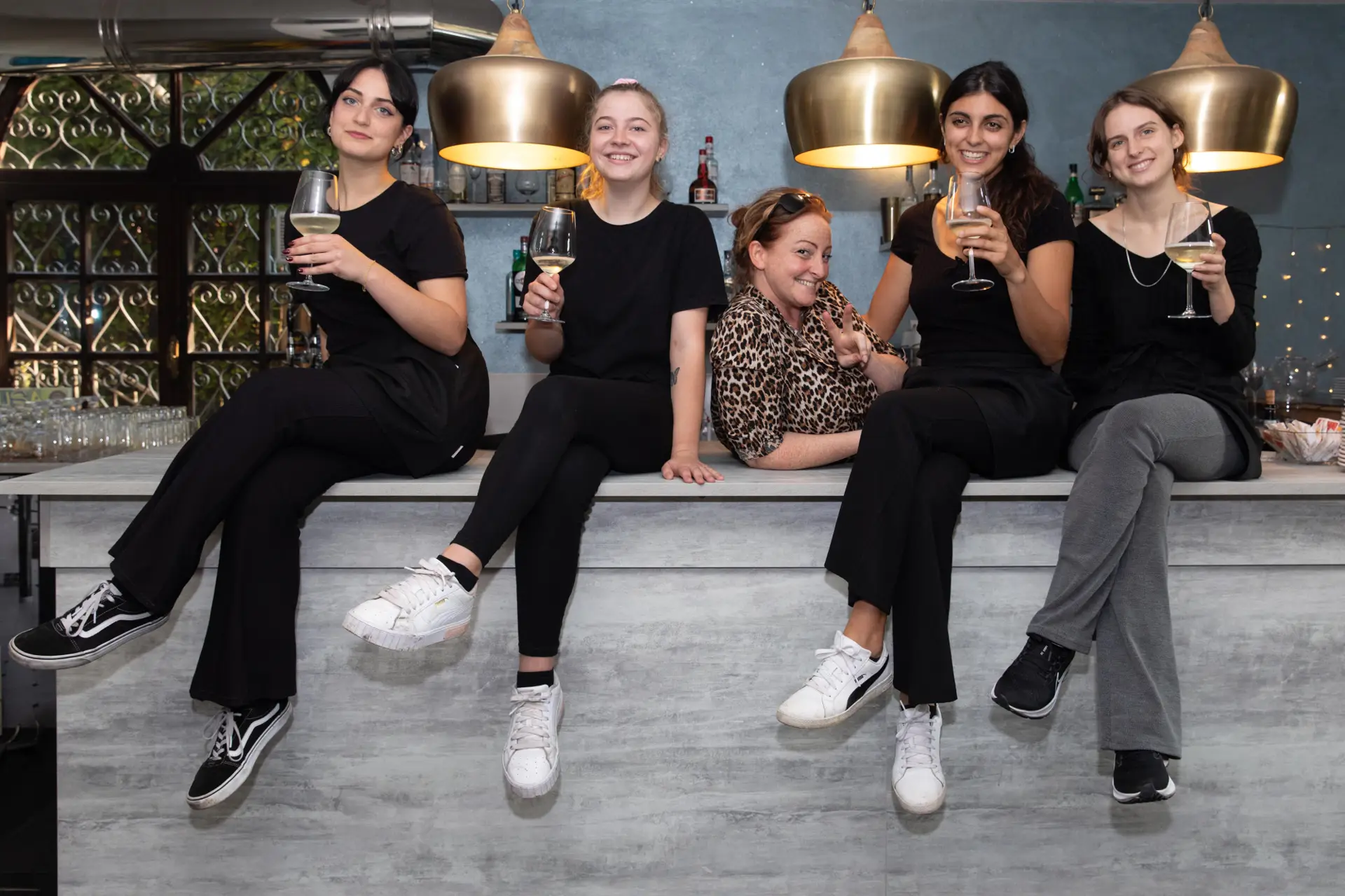 Lo staff del Boogie Bistrot dietro al bancone