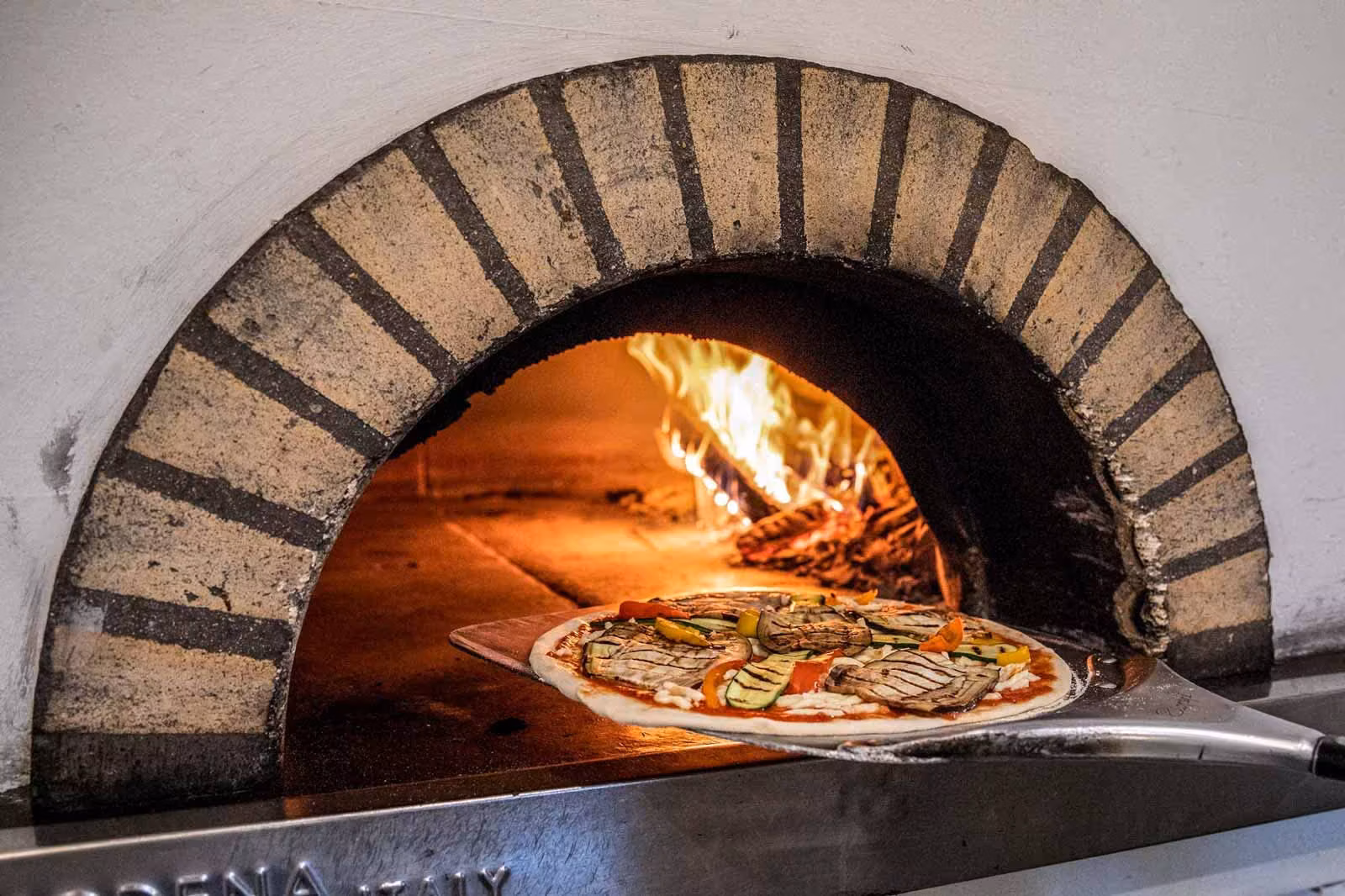 Pizza alle verdure prima di essere infornata