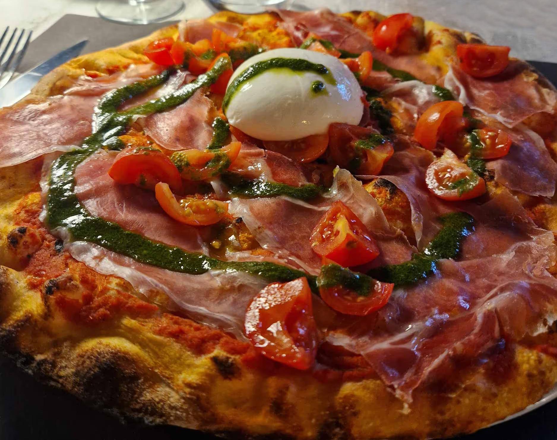 pizza con burrata e pomodorini confit