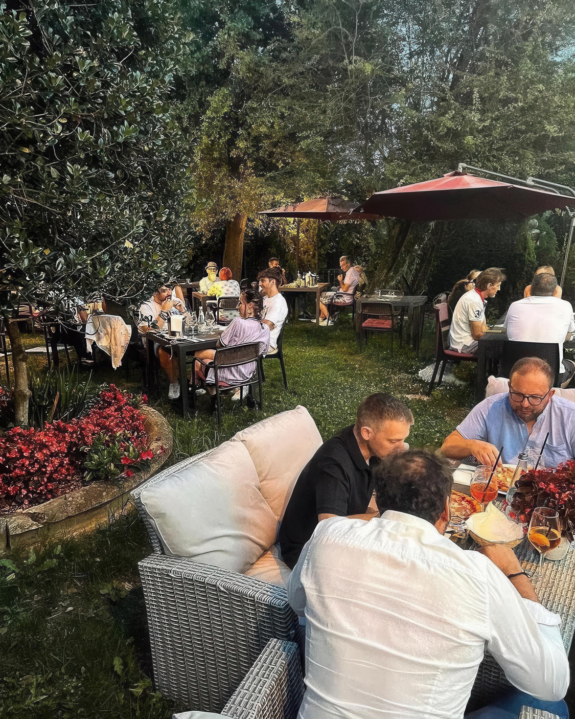 Clienti in giardino al Boogie Bistrot di Colle Brianza la sera d'estate