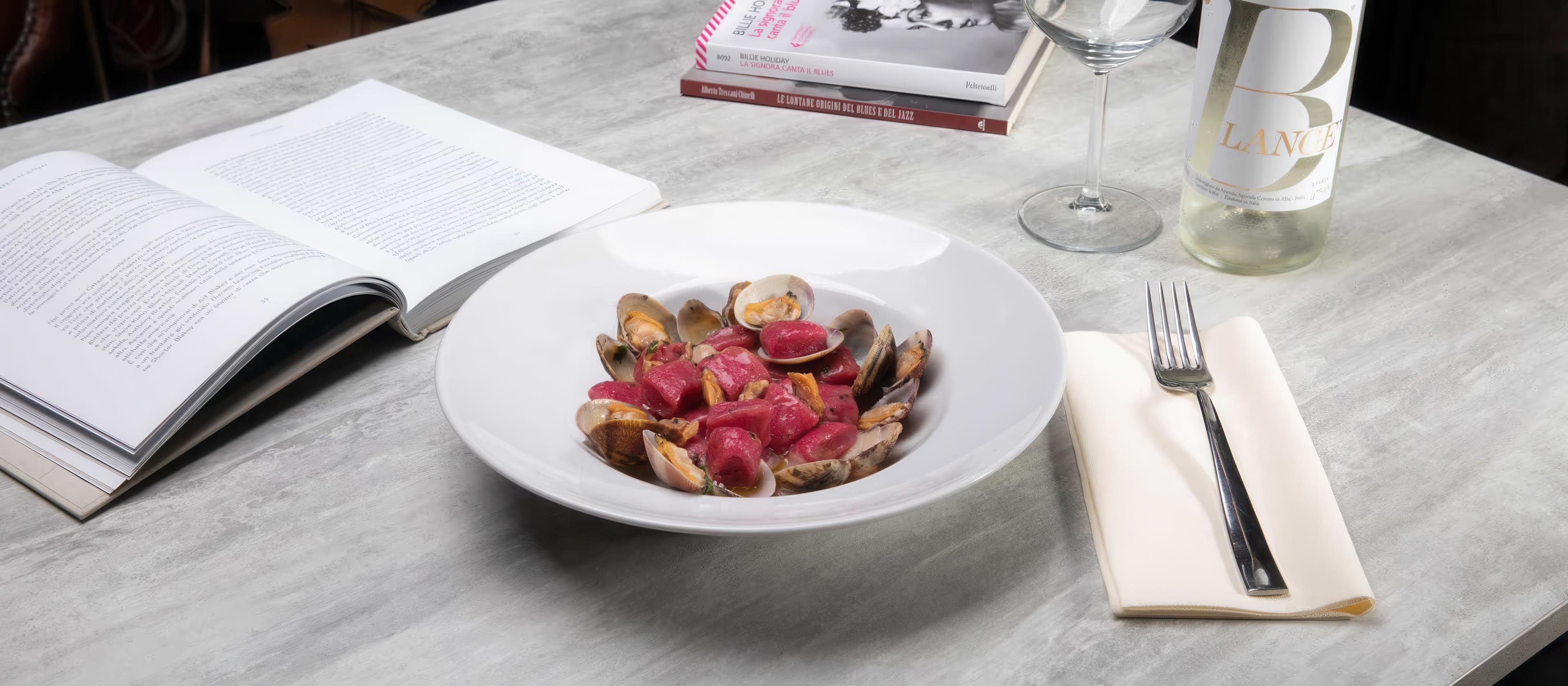 Gnocchetti rossi di barbabietola con vongole su crema di cannellini al Boogie Bistrot