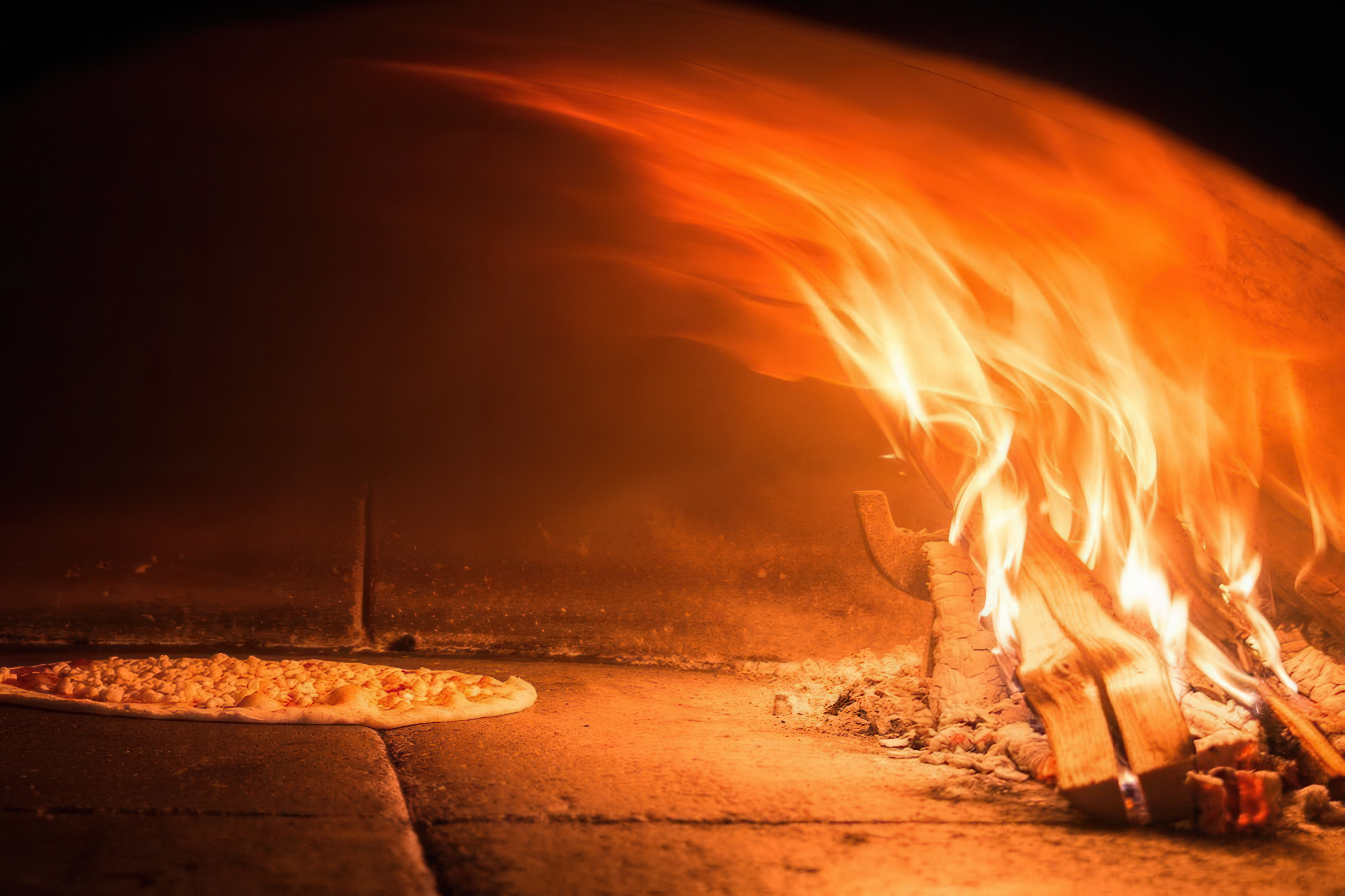 Pizza cotta nel forno a legna al Boogie Bistrot