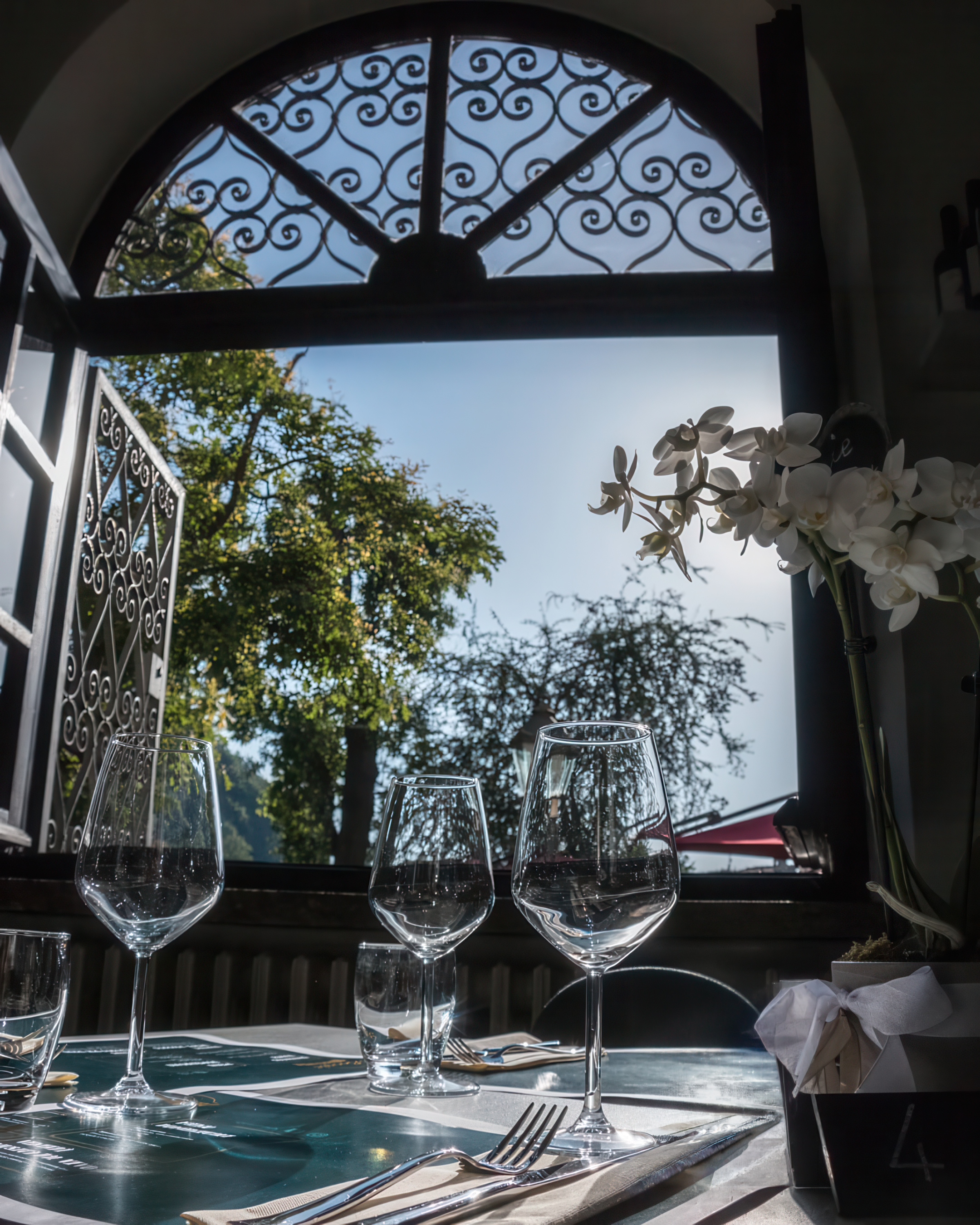 Tavola apparecchiata con vista sulla finestra al Boogie in primavera